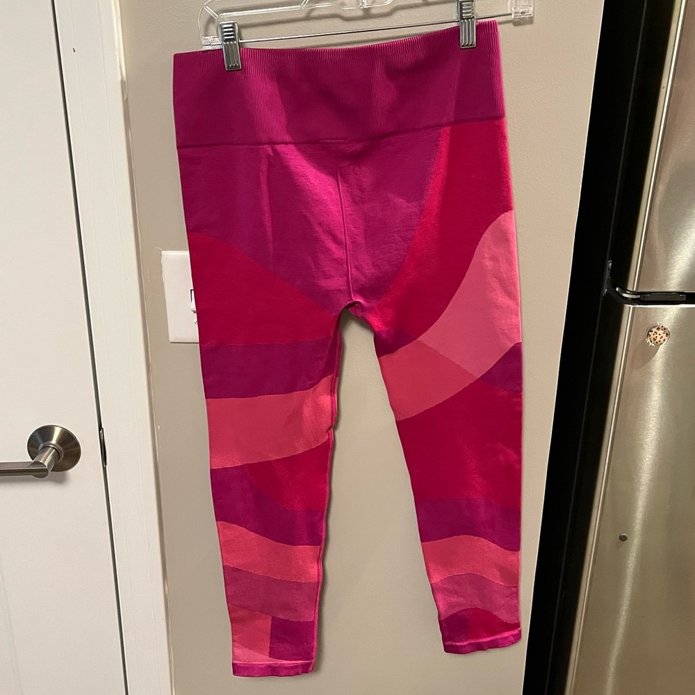 NWT never worn pink fabletics leggings.